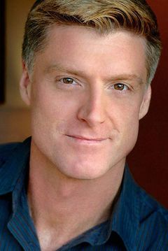 Sean Allan Krill interpreta Buddy Holmes