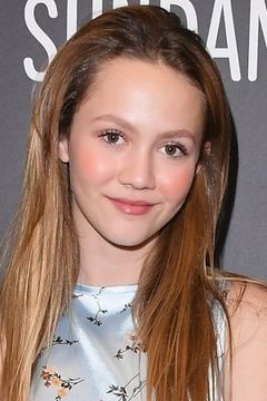 Iris Apatow interpreta Charlotte