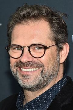 Dana Gould interpreta Raymond Kensington