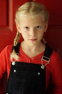 Zeva DuVall interpreta Little Girl / Riot Host