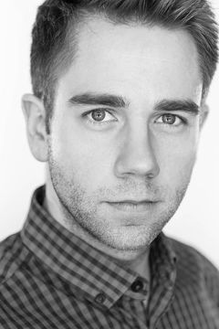 Matthew Gagnon interpreta John Prescott