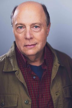 Allan Greenberg interpreta Bill
