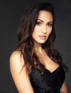 Sitara Hewitt interpreta Adelle Fisher