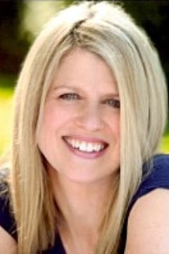 Tracy Thorne interpreta Waitress At Mall