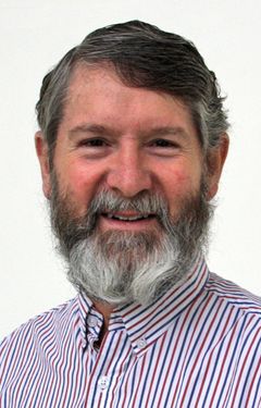 Graham Hopkins interpreta Nigel Adler