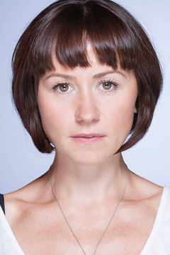Claire Lams interpreta BBC Receptionist