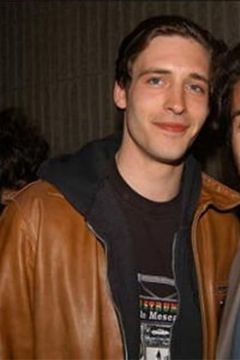 Alex Burns interpreta Dave