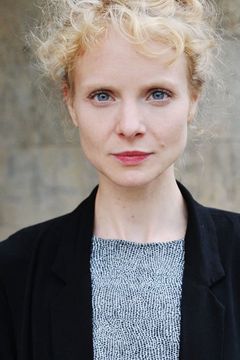 Friederike Ott interpreta Liz Pescoe