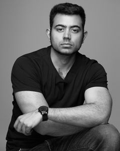 Omar Khan interpreta Hotel Guest (uncredited)