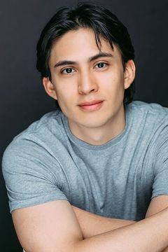 Andres Collantes interpreta Party Goer