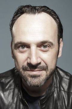Paolo Pierobon interpreta Emilio Galbusera