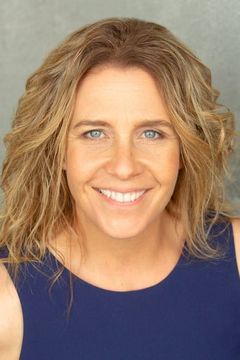 Suzanne Maddock interpreta Kim
