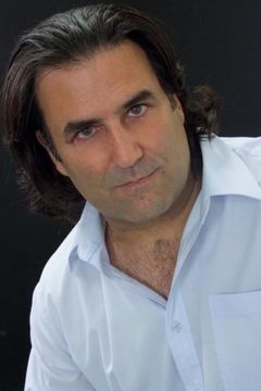 Victor Leto interpreta Flower Stall Vendor