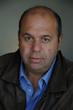 Bernard Destouches interpreta Flic Barrage Valises