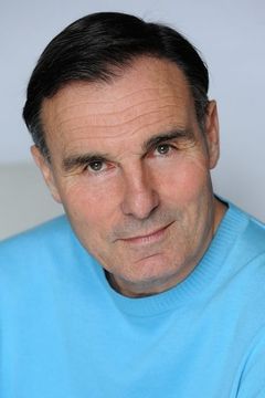Philip Gascoyne interpreta Auction Party Guest
