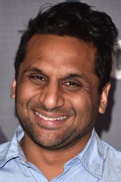 Ravi Patel interpreta Tom
