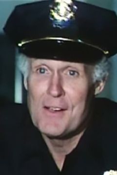 Fred Buck interpreta Sergeant O'Connor