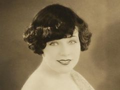 Dorothy Coburn interpreta Girl Chased by Philip