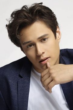 Enrique Gil interpreta Drake