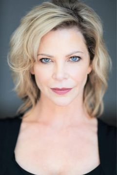 Julianne Christie interpreta Sporting Goods Clerk