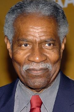 Ossie Davis interpreta Father Gillis
