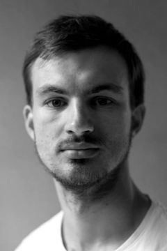 Benjamin Lønne Røsler interpreta Helge Løken