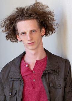 Tyler O'Malley interpreta Bishop Bench Player