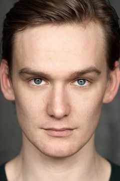 Freddie Boath interpreta Alex