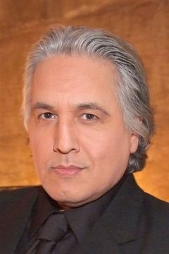 Robert Beltran interpreta Frank Sturgis