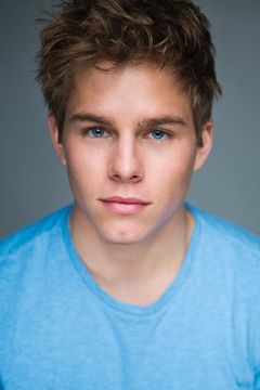 Jake Manley interpreta Shane