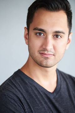 Cory Phillips interpreta Abbott