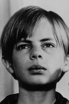 Jörgen Lindström interpreta Elisabet's Son (uncredited)