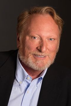 Jeffrey Jones interpreta Dr. Walter Jenning
