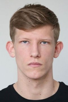 Connor Newall interpreta Jimmy Shite