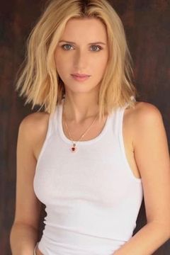 Sloane Avery interpreta Patricia