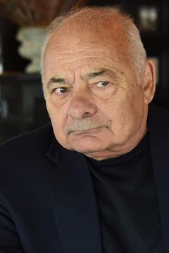 Burt Young interpreta Lou Soresi