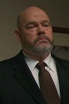 Marcus Eyre interpreta Policeman