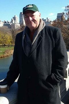 Basil Kershner interpreta Player's Parent (uncredited)