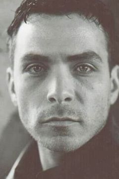Joseph Scoren interpreta Viktor