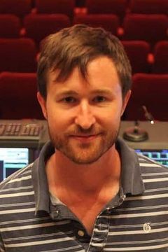 Erik Aadahl interpreta Bumblebee (voice)