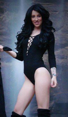 Shay Davila interpreta Bikini Girl (uncredited)