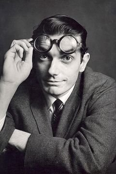 Del Close interpreta H.R. Rineman