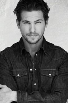Adam Senn interpreta Ethan