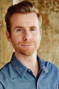 Sean Lynch interpreta Popeye (uncredited)