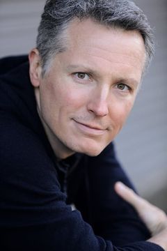 Max Urlacher interpreta Philip Burlington