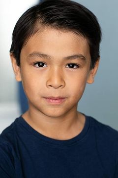 Lucian Perez interpreta Alistair