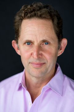 Todd Weeks interpreta Curator