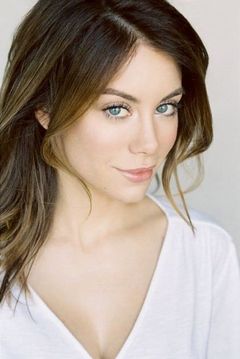 Jennifer Holland interpreta Emilia Harcourt (uncredited)