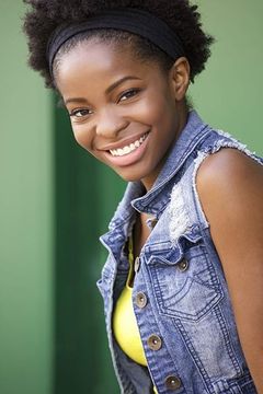 Samantha Cole interpreta Mary Lewis