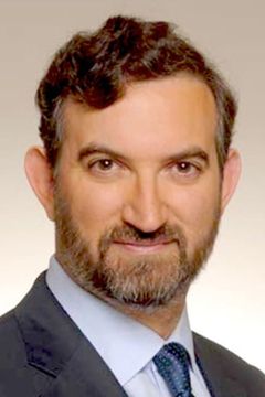 Adrian Dearnell interpreta Newscaster